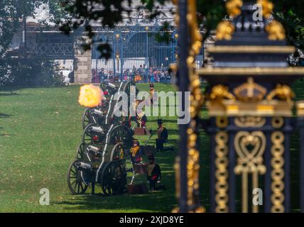 Westminster, Londres, Royaume-Uni. 17 juillet 2024. Le roi Charles III assiste à l’ouverture du Parlement et présente le discours du roi, marquant officiellement la nouvelle session du Parlement. La cérémonie historique est entourée de faste, de tradition et de couleur. La troupe du roi Royal Horse Artillery tire deux salutations de canon depuis le Green Park, une salut de canon de 41 pour marquer l’arrivée du roi Charles III au Parlement et une autre salut de canon de 41 pour célébrer l’anniversaire de la reine Camilla, âgée de 77 ans. Crédit : Malcolm Park/Alamy Banque D'Images