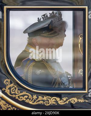 Westminster, Londres, Royaume-Uni. 17 juillet 2024. Le roi Charles III et la reine Camilla retournent au palais de Buckingham en entraîneur d'État après avoir assisté à l'ouverture du Parlement pour présenter le discours du roi, marquant officiellement la nouvelle session du Parlement. La cérémonie historique est entourée de faste, de tradition et de couleur. Crédit : Malcolm Park/Alamy Banque D'Images