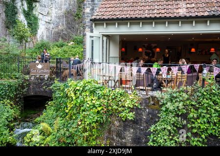 Salons de thé Cafe gorge dans le village de Cheddar, Mendip Hills, Somerset, avec des gens appréciant le thé de l'après-midi et des collations, Angleterre, Royaume-Uni Banque D'Images