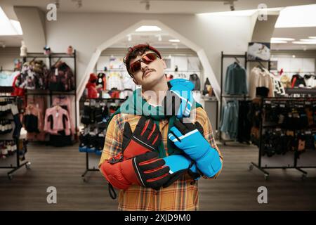 Cool hipster sportif debout au-dessus de l'intérieur du magasin de vêtements de sport Banque D'Images