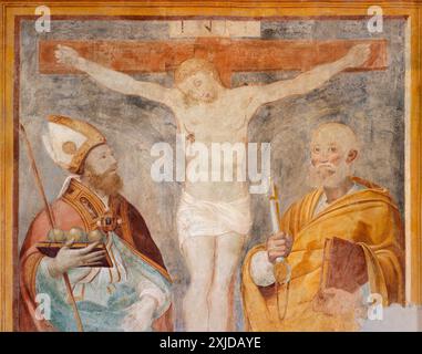 ASSISE, ITALIE - 17 MAI 2024 : la fresque de Crucifixion avec les préparées Nicholas et accueillie Peter dans l'église Chiesa di San Niccolo par artiste inconnu Banque D'Images