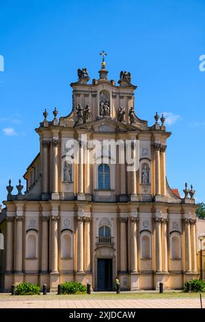 Varsovie, Pologne 13 07 2024 Une personne entre dans l'église des Sœurs Visitation Banque D'Images