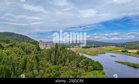 Château de Carbisdale Invershin Sutherland Écosse colline entourée d'arbres et surplombant le Kyle de Sutherland en été Banque D'Images