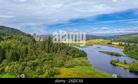 Château de Carbisdale Invershin Sutherland Écosse entouré d'arbres et surplombant le Kyle de Sutherland en été Banque D'Images