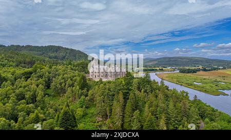 Château de Carbisdale Invershin Sutherland Écosse entouré d'arbres en été Banque D'Images