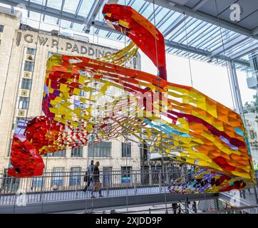 Gare de Paddington, Londres, Royaume-Uni. 18 juillet 2024. Le lancement d’un nouvel art public dans quelque chose de Paddington Square PAE White flottera à travers les niveaux de magasins et de restaurants à la fois au-dessus et en dessous du sol, ouvrant sur une nouvelle place publique et encadrant l’entrée de la place Paddington conçue par Renzo Piano. Paul Quezada-Neiman/Alamy Live News Credit : Paul Quezada-Neiman/Alamy Live News Banque D'Images