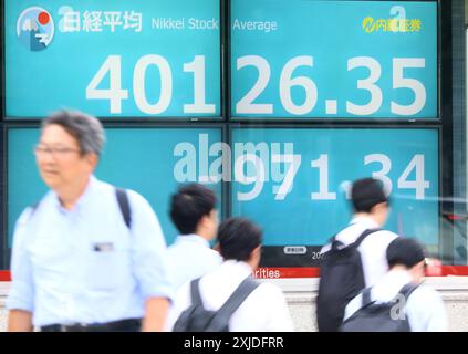 Tokyo, Japon. 18 juillet 2024. Les piétons passent devant un panneau de cours des actions à Tokyo le jeudi 18 juillet 2024. Le cours des actions japonaises a chuté de 971,34 yens pour clôturer à 40 126,35 yens à la Bourse de Tokyo. (Photo de Yoshio Tsunoda/AFLO) Banque D'Images