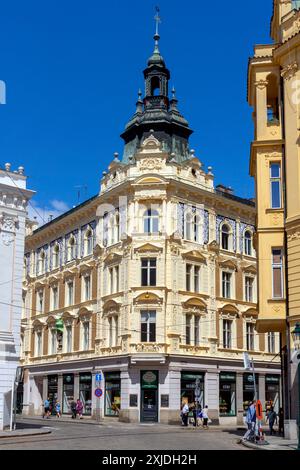 Maison colorée par la rue Roosvelt (rue Roosveltova) à Pilsen, Bohême, République tchèque. Banque D'Images