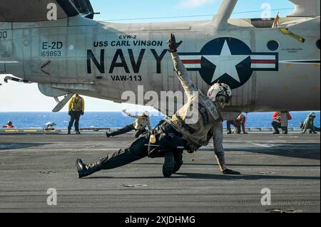 Le E-2D Advanced Hawkeye de l'US Navy est lancé depuis le porte-avions USS Carl Vinson (CVN 70) de classe Nimitz alors que le navire participe à l'intégration de la Force Banque D'Images