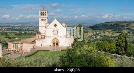 Assise - la Basilique di San Francesco sur le paysage ombrien. Banque D'Images