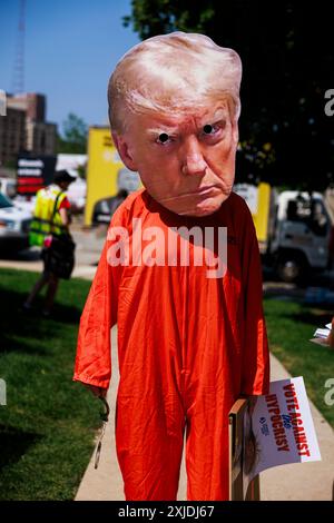 Milwaukee, États-Unis. 15 juillet 2024. Une personne est habillée en ancien président Donald Trump lors d'une manifestation devant le Forum FinServ le premier jour de la Convention nationale républicaine (RNC) à Milwaukee, Wisconsin. La convention se déroule comme prévu malgré la tentative d'assassinat contre Trump qui se conclura par son acceptation de la nomination présidentielle de son parti. Crédit : SOPA images Limited/Alamy Live News Banque D'Images