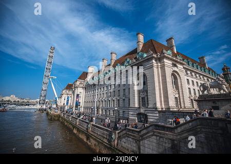 Londres, Royaume-Uni - 09 octobre 2023 : Un bâtiment londonien classique avec une façade en pierre, un toit en tuiles rouges et une entrée voûtée se trouve sur la Tamise. Le Londo Banque D'Images