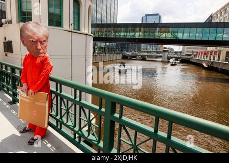 Milwaukee, États-Unis. 15 juillet 2024. Une personne est habillée en ancien président Donald Trump lors d'une manifestation devant le Forum FinServ le premier jour de la Convention nationale républicaine (RNC) à Milwaukee, Wisconsin. La convention se déroule comme prévu malgré la tentative d'assassinat contre Trump qui se conclura par son acceptation de la nomination présidentielle de son parti. (Photo de Jeremy Hogan/SOPA images/Sipa USA) crédit : Sipa USA/Alamy Live News Banque D'Images