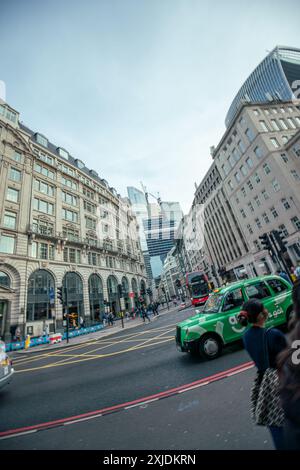 Londres, 09 octobre 2023 : une scène de rue animée à Londres avec un mélange de bâtiments historiques et contemporains, capturant l'archi dynamique et évolutif de la ville Banque D'Images