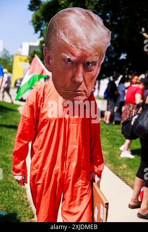 Milwaukee, Wisconsin, États-Unis. 15 juillet 2024. Une personne est habillée en ancien président Donald Trump lors d'une manifestation devant le Forum FinServ le premier jour de la Convention nationale républicaine (RNC) à Milwaukee, Wisconsin. La convention se déroule comme prévu malgré la tentative d'assassinat contre Trump qui se conclura par son acceptation de la nomination présidentielle de son parti. (Crédit image : © Jeremy Hogan/SOPA images via ZUMA Press Wire) USAGE ÉDITORIAL SEULEMENT! Non destiné à UN USAGE commercial ! Banque D'Images