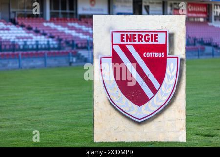 Cottbus, Allemagne. 18 juillet 2024. Un stand avec le logo du club FC Energie Cottbus se dresse sur le terrain du LEAG Energie Stadium. Des photos d'équipe et de portrait de l'escouade de troisième division sont prises ici aujourd'hui. Crédit : Frank Hammerschmidt/dpa/Alamy Live News Banque D'Images