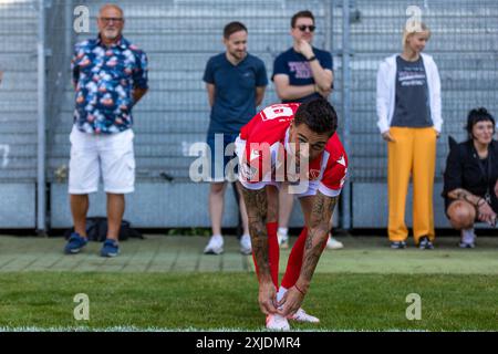 Cottbus, Allemagne. 18 juillet 2024. Filip Kusic du FC Energie Cottbus se prépare pour le tournage de l'équipe et du portrait d'aujourd'hui pour le club, qui a été promu à la troisième Bundesliga. Les représentants des médias se tiennent en arrière-plan. Crédit : Frank Hammerschmidt/dpa/Alamy Live News Banque D'Images