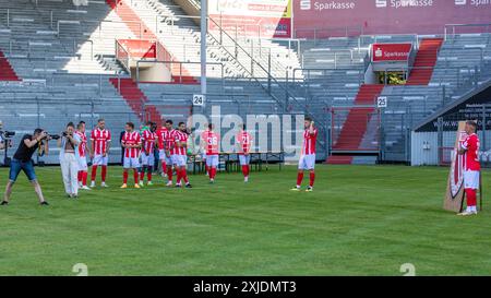 Cottbus, Allemagne. 18 juillet 2024. Les joueurs du FC Energie Cottbus participent à une séance de portrait pour le magazine du club. En outre, des tournages d'équipe et de portrait du club, qui a été promu à la troisième Bundesliga, sont en cours de création aujourd'hui. Crédit : Frank Hammerschmidt/dpa/Alamy Live News Banque D'Images