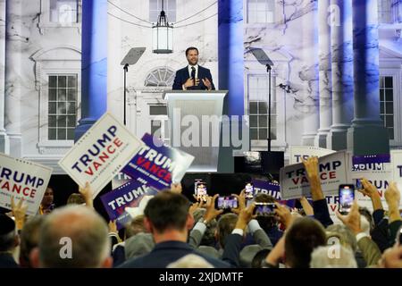 17 juillet 2024. Le sénateur américain James Vance accepte formellement la nomination républicaine au poste de vice-président lors d'un discours à la Convention nationale républicaine à Milwaukee, Wisconsin. Crédit : Liu Guanguan/China News Service/Alamy Live News Banque D'Images