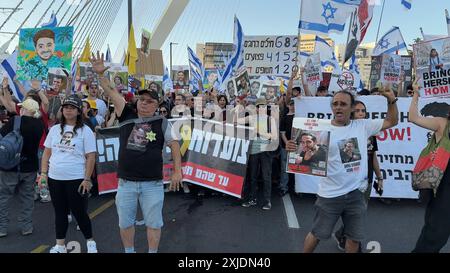 JÉRUSALEM - 13 JUILLET : des milliers de manifestants tiennent des affiches avec des photos d'otages israéliens détenus à Gaza et scandent des slogans alors qu'ils atteignent Jérusalem après avoir marché pendant 4 jours depuis tel Aviv. appelant le gouvernement israélien à négocier un accord de libération des otages avec le Hamas dans le contexte du conflit en cours entre Israël et le groupe militant du Hamas à Gaza le 13 juillet 2024 à Jérusalem. Israël Banque D'Images