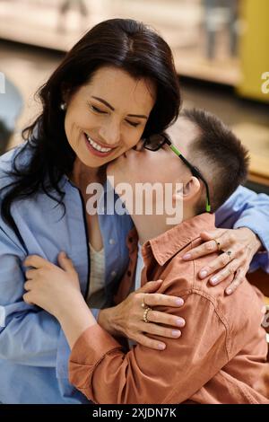 Une mère et son fils atteints du syndrome de Down partagent un moment d’amour Banque D'Images