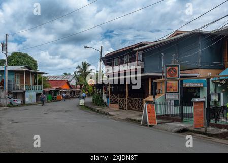 Scène de rue dans le centre-ville de Bocas del Toro, Panama Banque D'Images