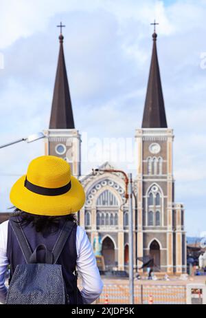 Voyageuse impressionnée par la cathédrale de l'Immaculée conception à Chanthaburi, dans la région orientale de la Thaïlande Banque D'Images