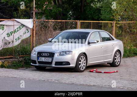 POLANICA-ZDROJ, POLOGNE - 27 AVRIL 2018 : voiture Audi A4 Sedan argentée garée dans la rue Banque D'Images