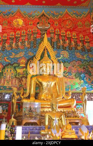 Belle image de Bouddha doré dans la salle d'Assemblée de Wat Pak Nam Khaem Nu ou le Temple Bleu, Chanthaburi, Thaïlande Banque D'Images