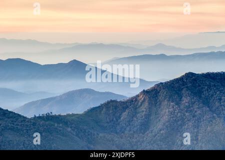 Couches de montagnes au lever du soleil. Matinée brumeuse à Doi Inthanon, Thaïlande Banque D'Images