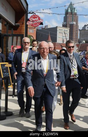 Milwaukee, Wisconsin, États-Unis 17 juillet 2024. RUPERT MURDOCH (au centre) un homme d'affaires américain d'origine australienne et ancien propriétaire de Fox News Corp vu dans le Forum du district des cerfs de Fiserv lors du RNC 2024Les dignitaires de haut profil, des sénateurs américains actifs et à la retraite et un membre du Congrès assistent au RNC au Forum Fiserv pour entendre le vice-président républicain désigné JD Vance parler le jour 4 du RNC 2024. (Crédit image : © Pat A. Robinson/ZUMA Press Wire) USAGE ÉDITORIAL SEULEMENT! Non destiné à UN USAGE commercial ! Banque D'Images