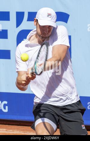 Gstaad Suisse, 07 18 2024 : Quentin Halys (FRA) en action lors de l’EFG Swiss Open. Lors de l'EFG Swiss Open Gstaad, match international de tennis à Gstaad, Suisse, le 18 juillet 2024 Banque D'Images