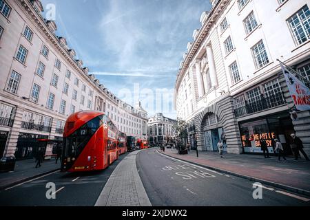 Londres, Royaume-Uni - 10 octobre 2023 : Un bus rouge à impériale est garé sur le côté de la rue à Londres, Royaume-Uni, avec Regent Street en arrière-plan. Banque D'Images