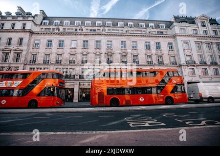 Londres, Royaume-Uni - 10 octobre 2023 : deux bus rouges à impériale stationnés sur Regent Street à Londres. Banque D'Images