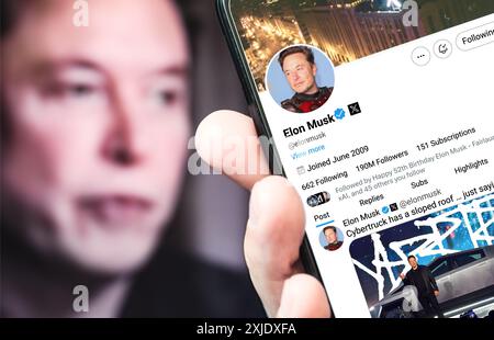 Ukraine. Poltava. 17 juillet 2024. Profil Elon Musk sur un écran de smartphone. Nouveau tweet avec texte le Cybertruck a un toit en pente... juste sayin'. Dans le Banque D'Images