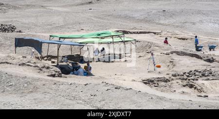 Pachacamac, Lima, Pérou - 19 mars 2019 : archéologues sur un site de fouilles sous des tentes. Banque D'Images