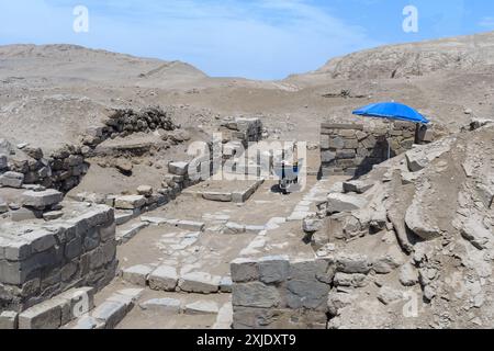 Pachacamac, Lima, Pérou - 19 mars 2019 : ruines antiques en cours de fouilles avec un ciel bleu clair. Banque D'Images