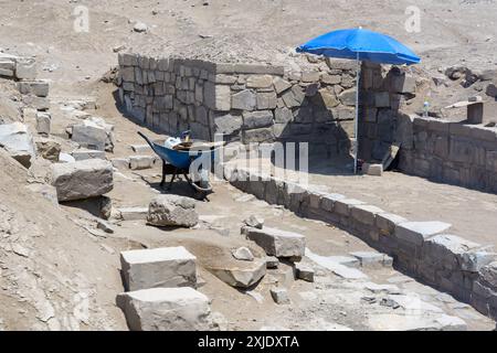 Pachacamac, Lima, Pérou - 19 mars 2019 : des fouilles archéologiques révèlent des structures anciennes. Banque D'Images