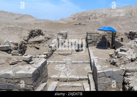 Pachacamac, Lima, Pérou - 19 mars 2019 : ruines antiques en cours de fouilles avec brouette et abri. Banque D'Images