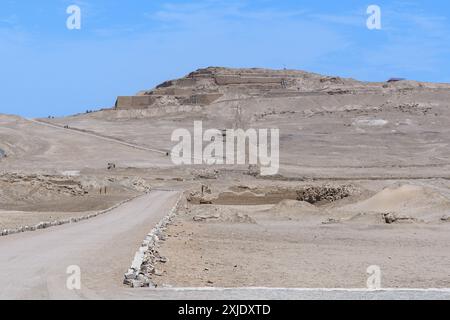 Pachacamac, Lima, Pérou - 19 mars 2019 : ruines antiques sous un ciel clair. Banque D'Images