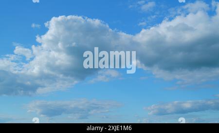 Time lapse. Nuages qui courent à travers le ciel bleu. Nuages gonflés blancs et moelleux sur le ciel bleu. Banque D'Images