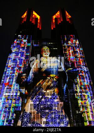 LE PLUS GRAND SPECTACLE DE PROJECTION CARTOGRAPHIQUE AU MONDE SE TIENT À SHINJUKU, AVEC MAINTENANT GODZILLA Banque D'Images