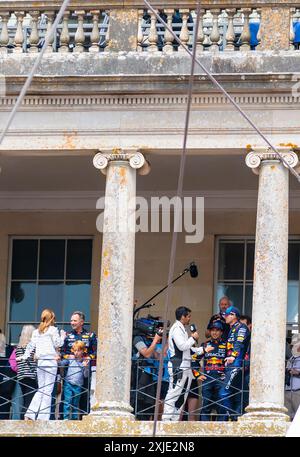 2024 Festival de Speed-Geri Halliwell-Horner, Christian Horner et son fils sur le balcon de Goodwood House, avec Red Bull F! Max Verstappen est interviewé Banque D'Images