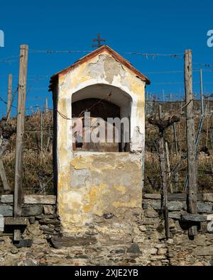 Un ancien monument religieux en face d'une colline à la lumière du jour Weißenkirchen in der Wachau Autriche Banque D'Images