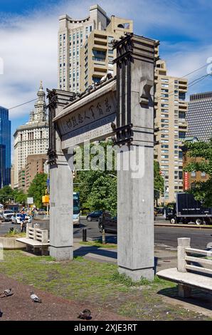 New York Chinatown : Kimlau Memorial Arch, honorant les militaires sino-américains morts pendant la seconde Guerre mondiale ; situé à Kimlau Square, une partie de Chatham Square. Banque D'Images