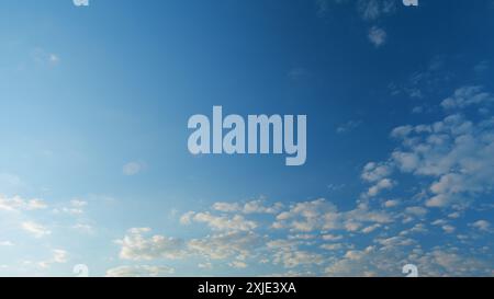 Time lapse. Formation de nuages traversant le ciel bleu. Nuages multicouches blancs et moelleux sur le ciel bleu. Banque D'Images