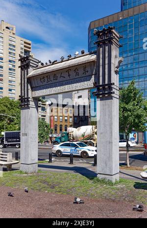 New York Chinatown : Kimlau Memorial Arch, honorant les militaires sino-américains morts pendant la seconde Guerre mondiale ; situé à Kimlau Square, une partie de Chatham Square. Banque D'Images