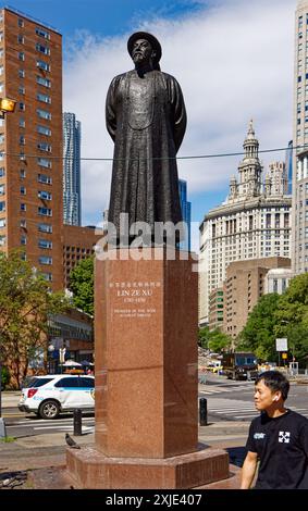 New York Chinatown : statue en bronze de Lin Ze Xu, philosophe/homme politique chinois qui a perturbé le commerce de l'opium ; située à Kimlau Square, une partie de Chatham Square. Banque D'Images