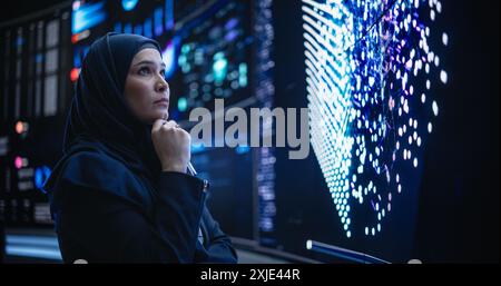 Programmeur de logiciel musulman talentueux travaillant dans l'innovation technologique Agence Startup. Jeune responsable féminine traitant de la recherche et du développement de réseaux neuronaux basés sur le cloud Banque D'Images