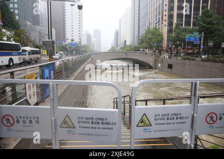 Séoul, Corée du Sud. 18 juillet 2024. Le trottoir le long du ruisseau Cheonggyecheon est fermé en raison des précipitations continues à Séoul, Corée du Sud, le 18 juillet 2024. Séoul a connu des précipitations continues ces derniers jours. Crédit : Yao Qilin/Xinhua/Alamy Live News Banque D'Images